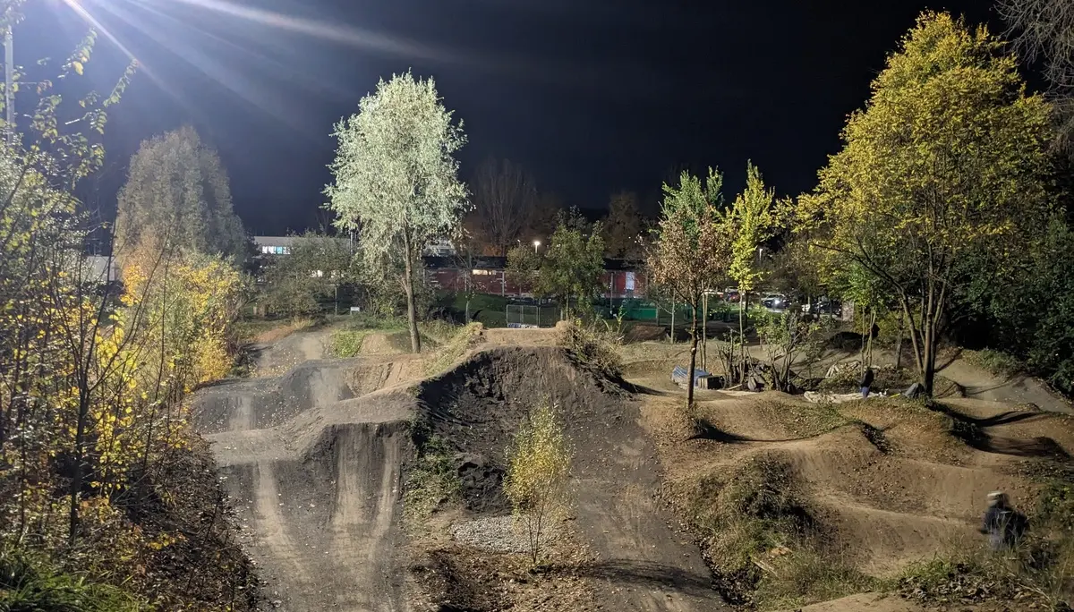Bikepark Schorndorf Flutlicht | © Lars Fersterra