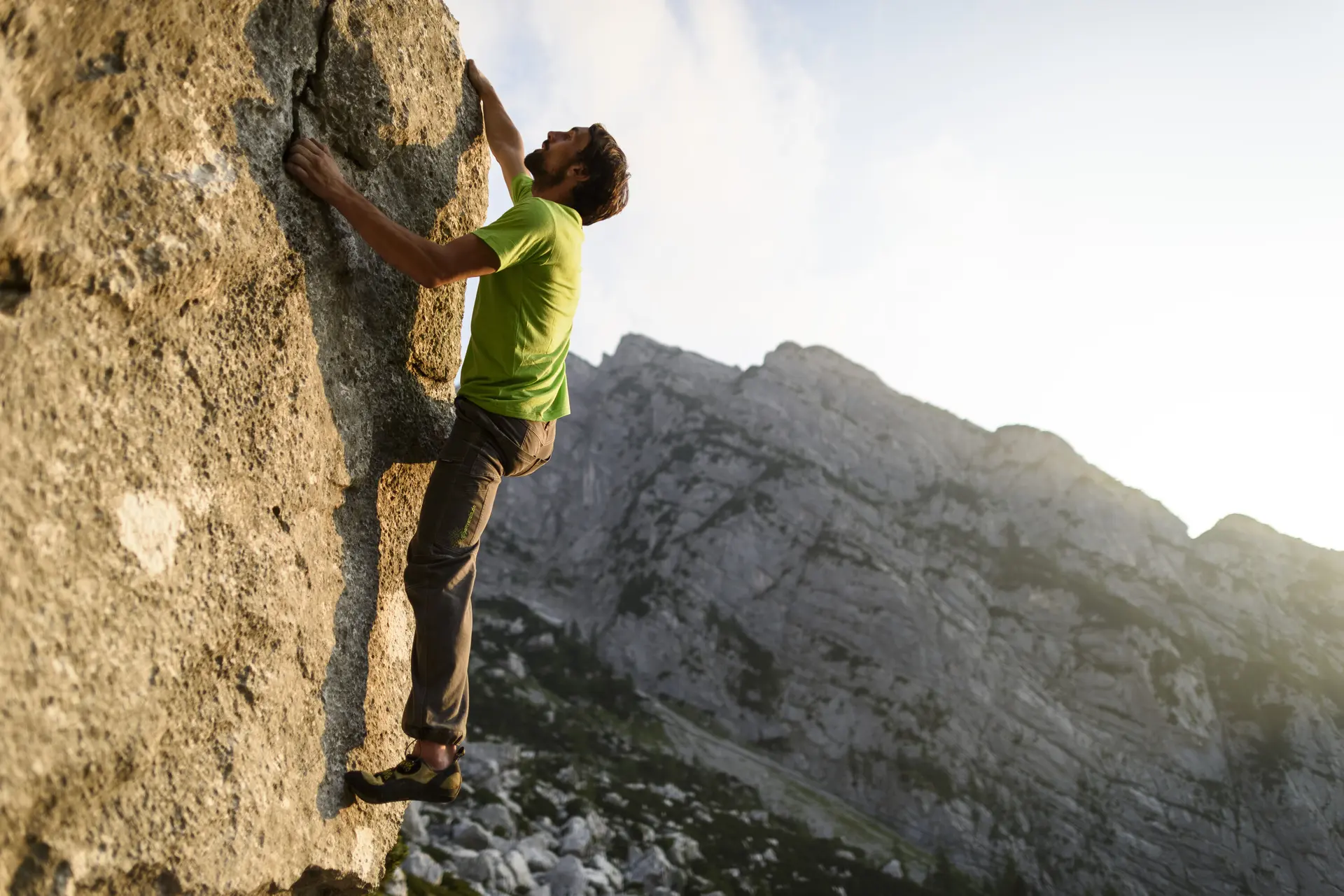 Ein Mann beim Bouldern am Fels. | © DAV/Wolfgang Ehn