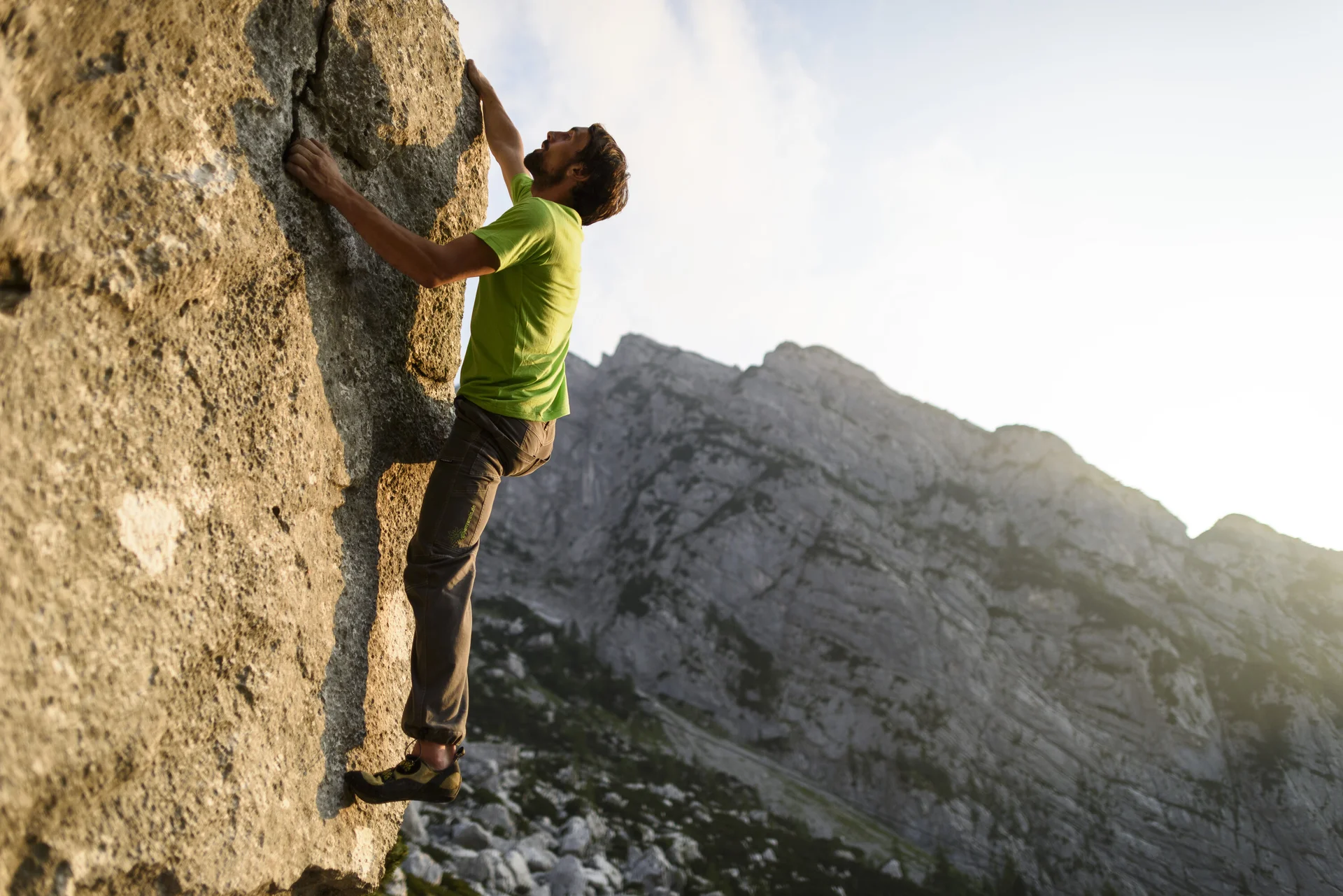 Bouldern am Fels | © DAV/Wolfgang Ehn Ein Mann beim Bouldern am Fels. | © DAV/Wolfgang Ehn