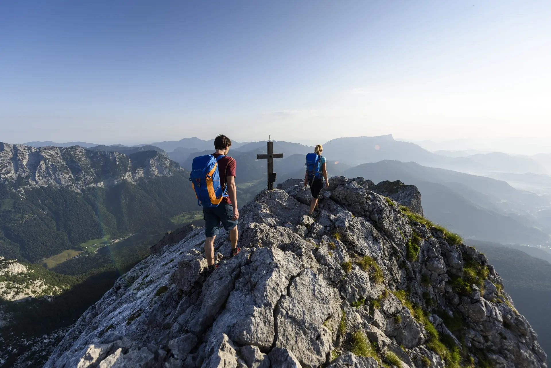 Auf dem Gipfel: Zwei Wanderer aus der Ferne auf eine Berggipfel | © DAV/Wolfgang Ehn